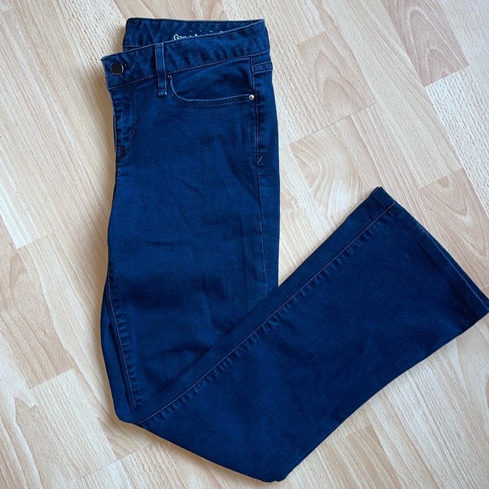 Women’s GAP 1969 flared low rise jeans - size 27